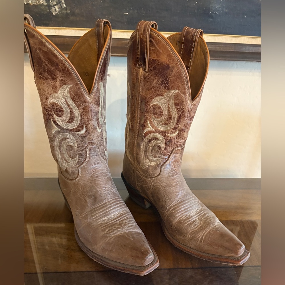 Woman’s size 8B Justin Boots snip toe cowboy boots brown